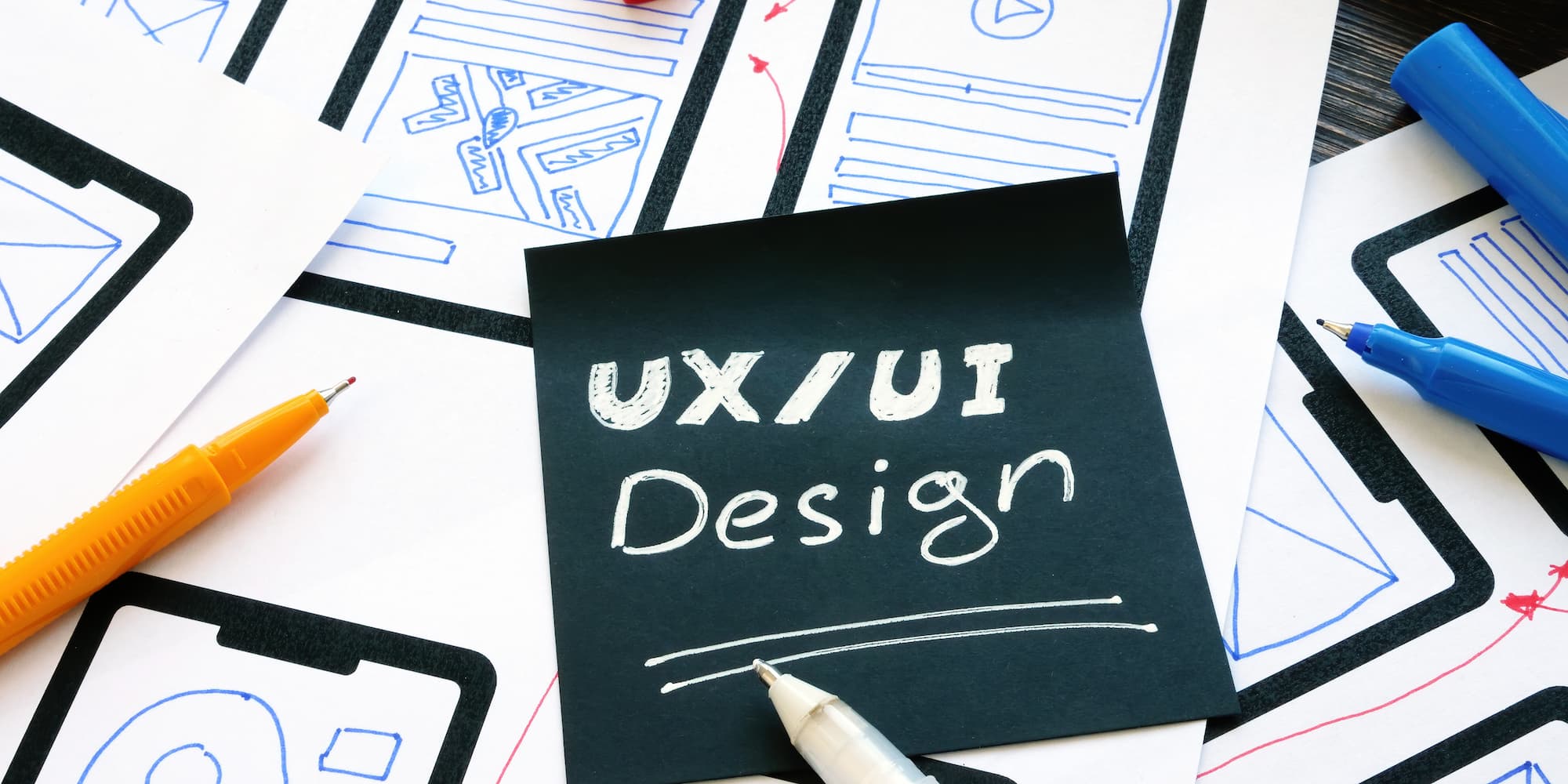 Conception UX avec wireframes et parcours utilisateur intuitifs et Designer UI créant des interfaces visuelles et interactives attrayantes.
